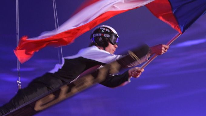 Pamatujete? Přeletem lyžaře s vlajkou nad hlavami diváků liberecké MS v lyžování začalo.