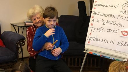 Senioři se u nás necítí odložení, kontakt s dětmi jim připomíná rodinu, říká Adámková