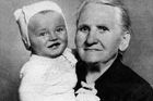 Karel Gott se narodil 14. července 1939 v Plzni a bezzubé miminko v náručí babičky Valešové je skutečně budoucím zlatým slavíkem.