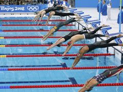 Pekingskou olympiádu ovládají plavky připomínající žraločí kůži.