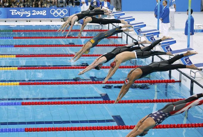 Pekingskou olympiádu ovládají plavky připomínající žraločí kůži.