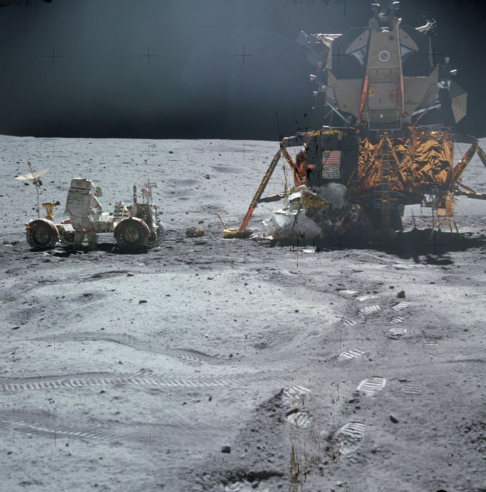 Astronaut John Young během mise Apollo 16 společně s lunárním modulem a vozítkem.