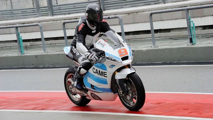 Lukáš Pešek se v pondělí vrátil do kolotoče mistrovství světa silničních motocyklů po dva a půl roku trvající pauze. Teď ovšem postoupil mezi elitu do MotoGP.