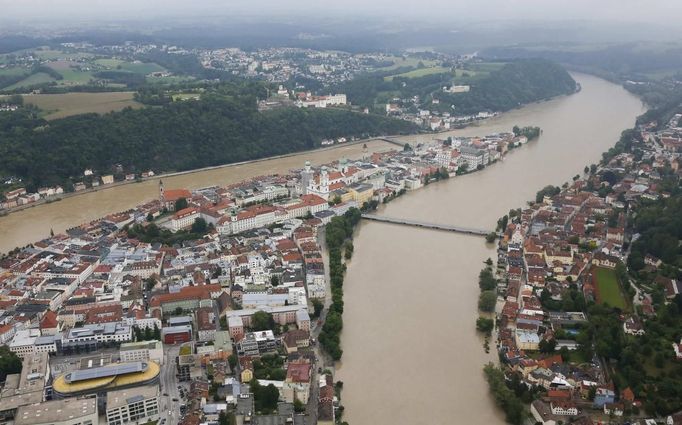 Zatopený Pasov doplatil na to, že se na jeho území slévají tři řeky: Dunaj, Inna a Ilza. Všechny tyto říční toky sebou přinesly ničivou povodeň.