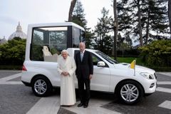 Papež dostal od Mercedesu nový papamobil