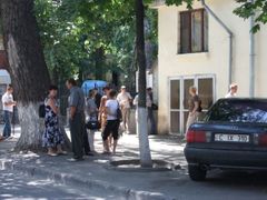 Před rumunským velvyslanectvím v Kišiněvě stojí každý pracovní den hlouček lidí
