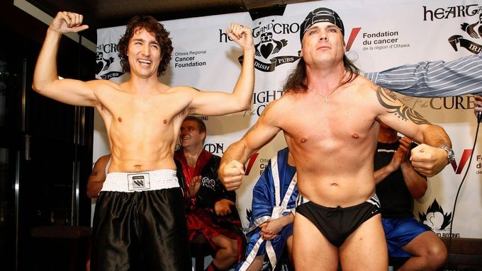 Justin Trudeau během charitativního zápasu v boxu, 2012