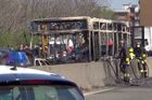 Řidič unesl a posléze zapálil u Milána autobus plný dětí
