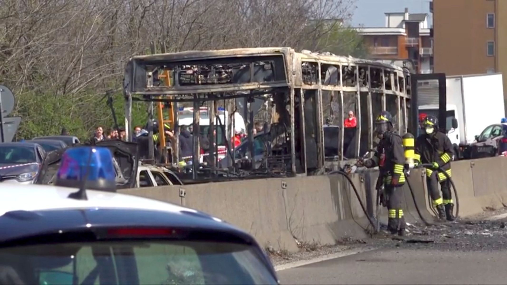 Ohořelý autobus v Miláně.