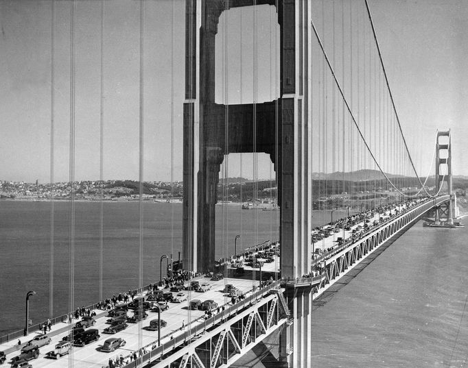 Automobilový provoz na visutém mostu Golden Gate Bridge u města San Francisco v Kalifornii v USA. Snímek z roku 1940.