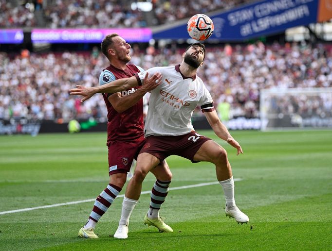 Vladimír Coufal a Joško Gvardiol v zápase West Hamu proti Manchesteru City.