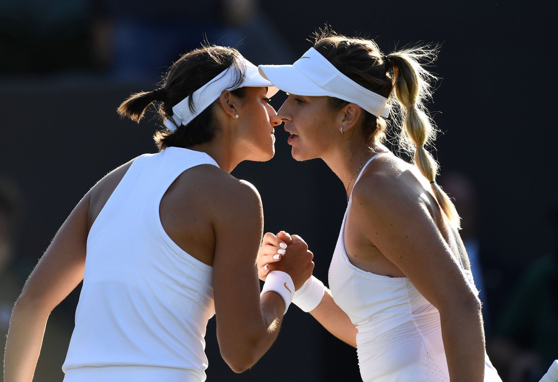 Belinda Bencicová a Caroline Garciaová na Wimbledonu 2018
