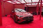 Na výběr jsou dvě verze. Model 250+ za 1 379 013 korun nebo model 350 4Matic za 1 495 173 korun. V prvním případě jde o zadokolku s výkonem 200 kW, ve druhém o čtyřkolku s dodatečným elektromotorem vpředu a celkovým výkonem 260 kW. U obou verzí je v útrobách baterka s využitelnou kapacitou 85 kWh.