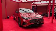 Na výběr jsou dvě verze. Model 250+ za 1 379 013 korun nebo model 350 4Matic za 1 495 173 korun. V prvním případě jde o zadokolku s výkonem 200 kW, ve druhém o čtyřkolku s dodatečným elektromotorem vpředu a celkovým výkonem 260 kW. U obou verzí je v útrobách baterka s využitelnou kapacitou 85 kWh.