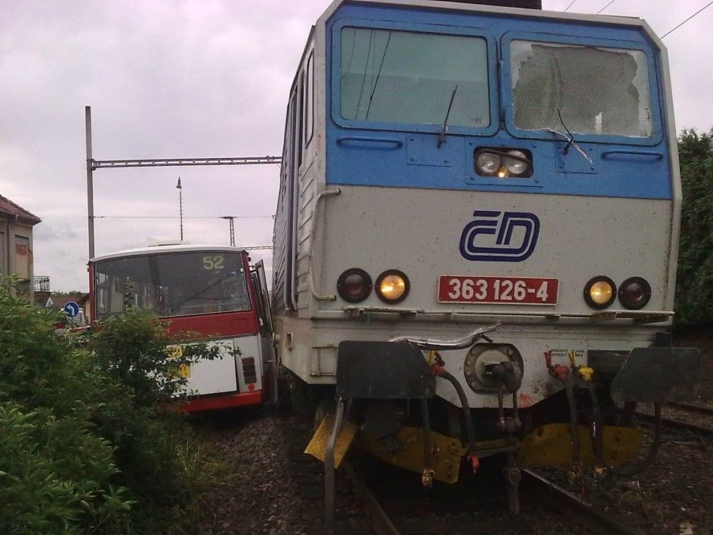 Nehoda vlaku a autobusu v Chrástu u Plzně