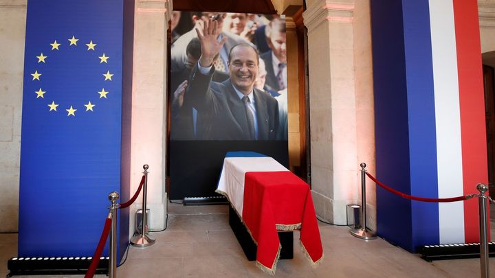 Tisíce Francouzů vzdaly čest exprezidentovi Chirakovi. Hodiny čekaly v dešti