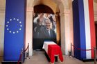 Tisíce Francouzů vzdaly čest exprezidentovi Chirakovi. Hodiny čekaly v dešti