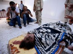 Tělo zabitého libyjského diktátora Muammara Kaddáfího bylo bezprostředně po smrti vystaveno v obchodním centru v Misurátě, kde bylo uloženo do mrazicího boxu. Tam ho zájemci mohli zájemci vidět i fotografovat.