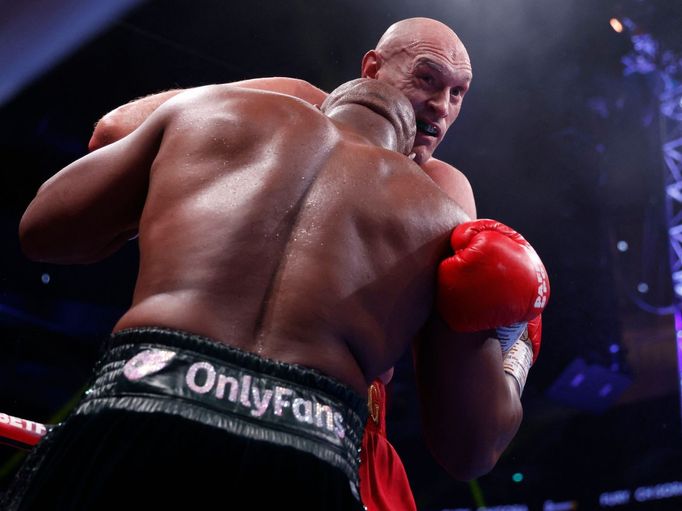 Zápas Tyson Fury (červené trenky) - Derek Chisora o titul šampiona WBC