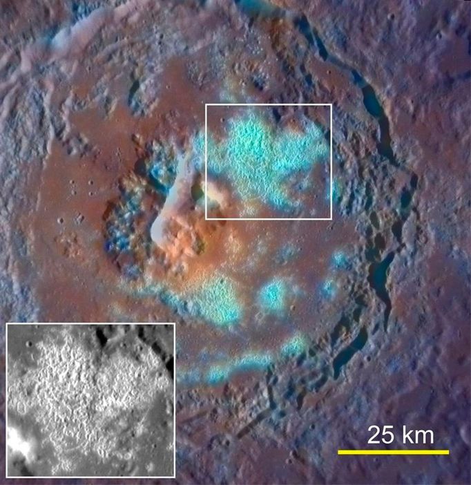 Záběry pořízené sondou Messenger pocházejí z planety Merkur. Ukazují obří kráter zaplněný počtem splývajících jam. Vědci připustili, že přes jisté podobnosti s planetou Zemí zůstává Merkur tak trochu podivínem mezi planetami.