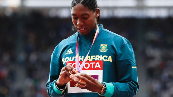Jihoafrická běžkyně Caster Semenyaová s první medailí z letošního MS
