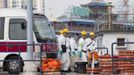 Police officials carry a body recovered from the sea after an accident in Hong Kong October 2, 2012. At least 36 people died and dozens were injured when a ferry carrying more than 120 people on a company outing collided with another ferry and sank near an island south of Hong Kong on Monday night in one of the city's worst maritime accidents. REUTERS/Tyrone Siu (CHINA - Tags: DISASTER TRANSPORT) Published: Říj. 2, 2012, 3:27 dop.