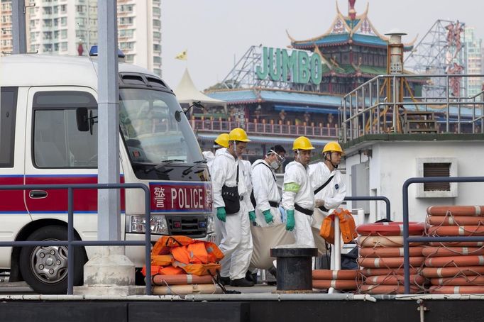 Police officials carry a body recovered from the sea after an accident in Hong Kong October 2, 2012. At least 36 people died and dozens were injured when a ferry carrying more than 120 people on a company outing collided with another ferry and sank near an island south of Hong Kong on Monday night in one of the city's worst maritime accidents. REUTERS/Tyrone Siu (CHINA - Tags: DISASTER TRANSPORT) Published: Říj. 2, 2012, 3:27 dop.