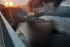 Rusové zasáhli obří přehradu DniproHES. Když ji zničil Stalin, zemřelo 120 tisíc lidí