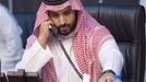 Saúdský ministr obrany Mohammad bin Salman koordinuje útok vládních jednotek.