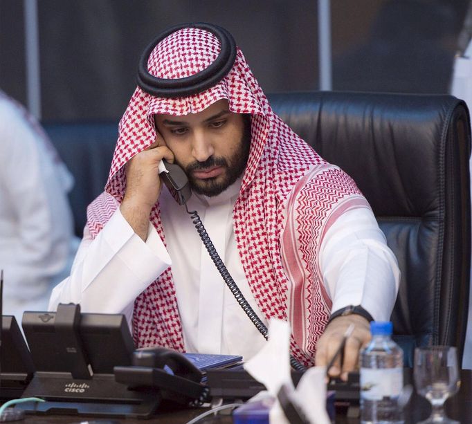 Saúdský ministr obrany Mohammad bin Salman koordinuje útok vládních jednotek.