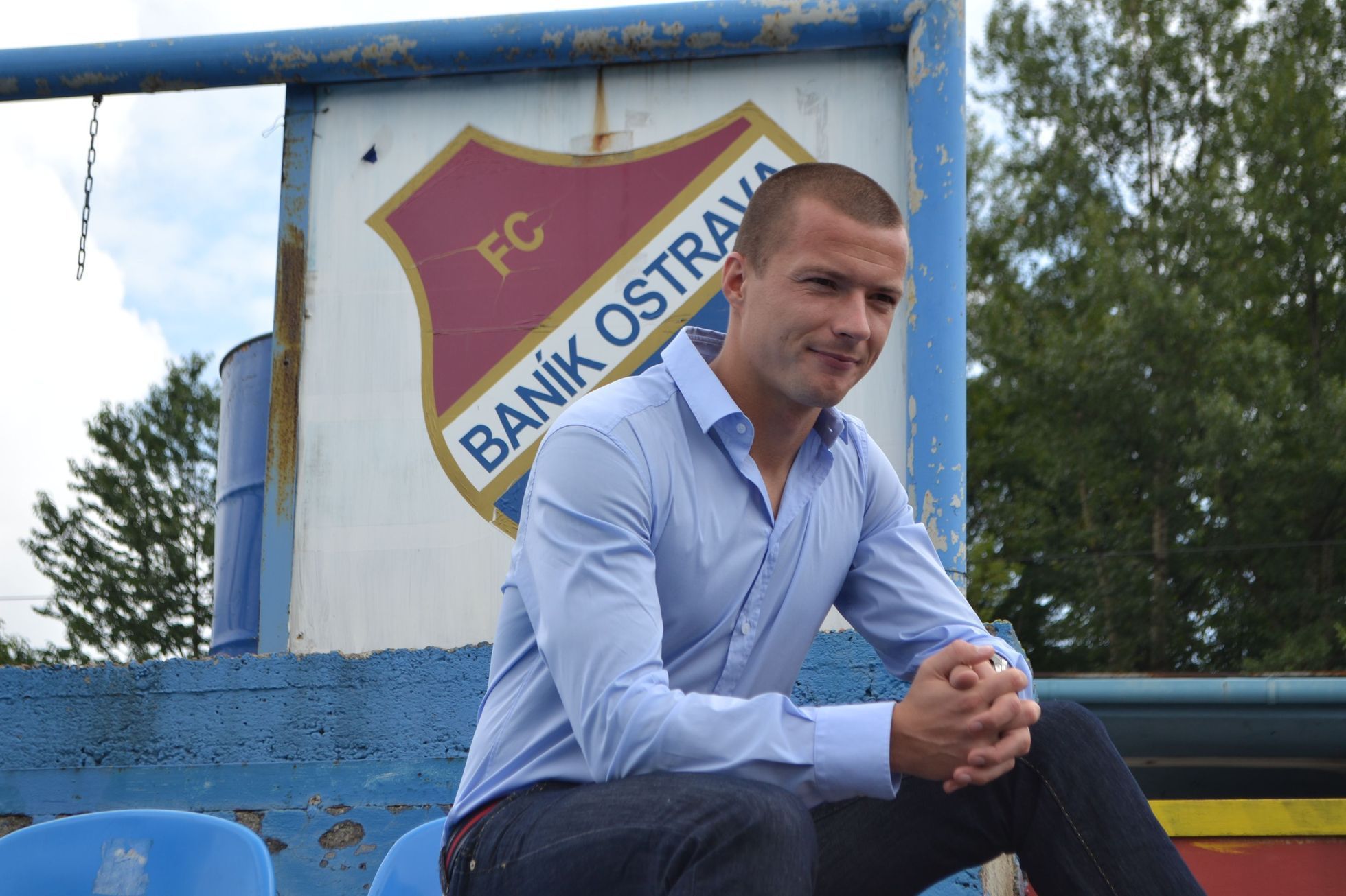 Fotbalista Baníku Ostrava Václav Svěrkoš pózuje na stadionu Baníku Ostrava.
