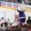 Maskot Bobek během finále MS 2024 Česko - Švýcarsko