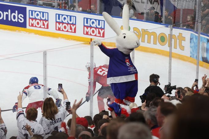 Maskot Bobek během finále MS 2024 Česko - Švýcarsko