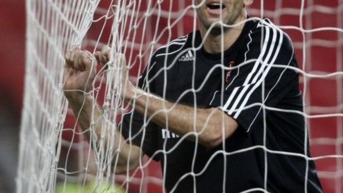 Český útočník ve službách Norimberku, Jan Koller uvízl v síti během utkání Poháru UEFA s Benficou Lisabon.