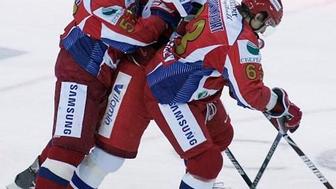 Jaromír Jágr mezi dvěma hokejisty Ruska