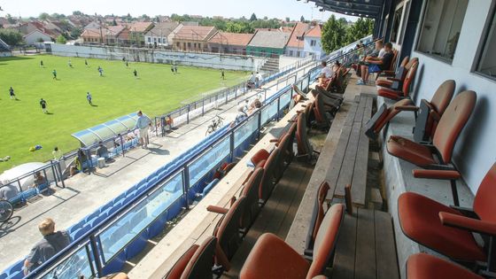 Je to už devět let, co zkrachoval fotbal v Drnovicích. Kromě obřích dluhů po něm zůstal i krásný stadion, jenže na jeho provoz nejsou peníze, a tak je v dezolátním stavu. Podívejte se.