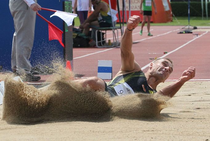 Roman Šebrle při skoku do dálky