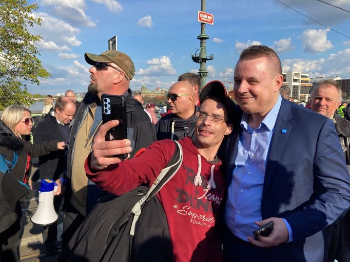 Policie řešila, jak průvod dostat kolem Úřadu vlády. Rajchl se mezitím fotil s příznivci.