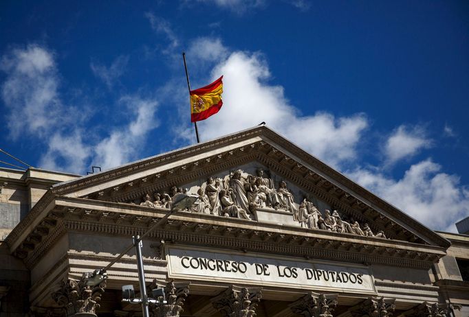 Vlajku na půl žerdi má i španělský parlament v Madridu.