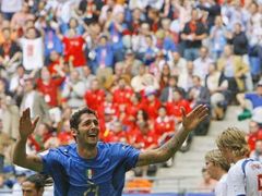 Marco Materazzi se raduje ze svého gólu v české síti.