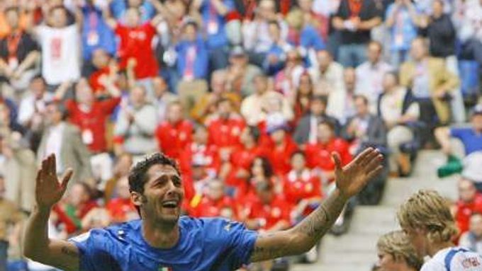 Marco Materazzi se raduje ze svého gólu v české síti.