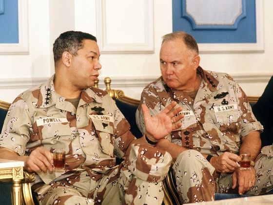 Colin Powell s generálem Normanem Schwarzkopfem v Saúdské Arábii v roce 1991.