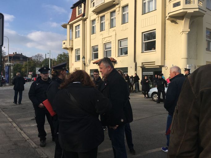 Žarko Jovanovič na páteční protestní akci proti německé kancléřce Angele Merkelové.