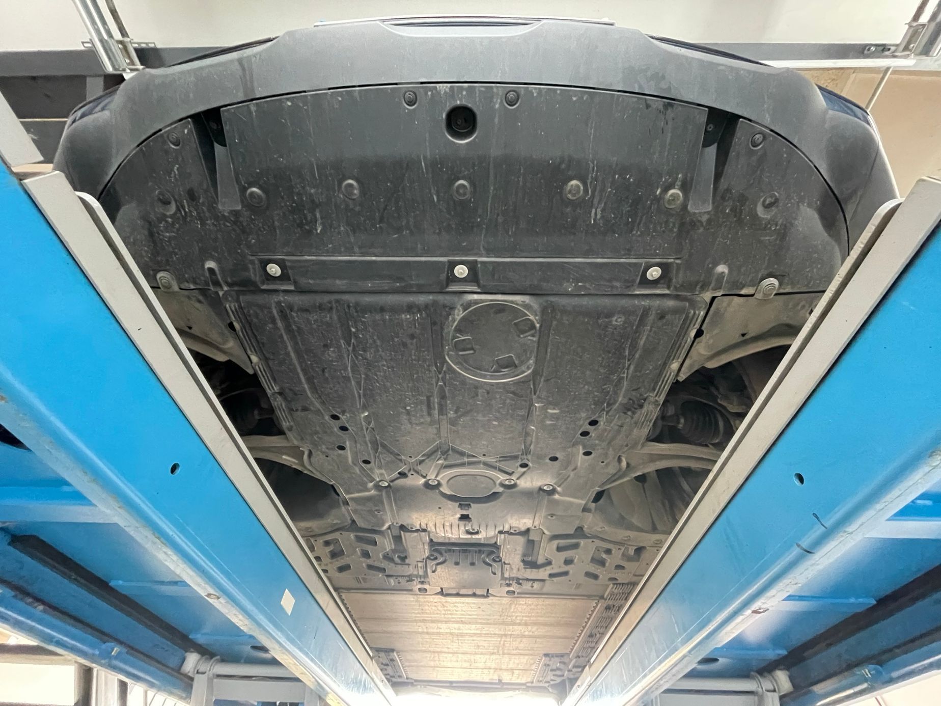 Mercedes-Benz EQB, elektromobil, servis, zvedák, autoservis, oprava, kontrola auta