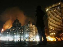 Napadený hotel Tádž Mahal v Bombaji hořel.