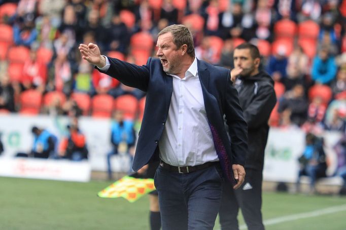 Pavel Vrba v zápase nadstavby Slavia - Plzeň