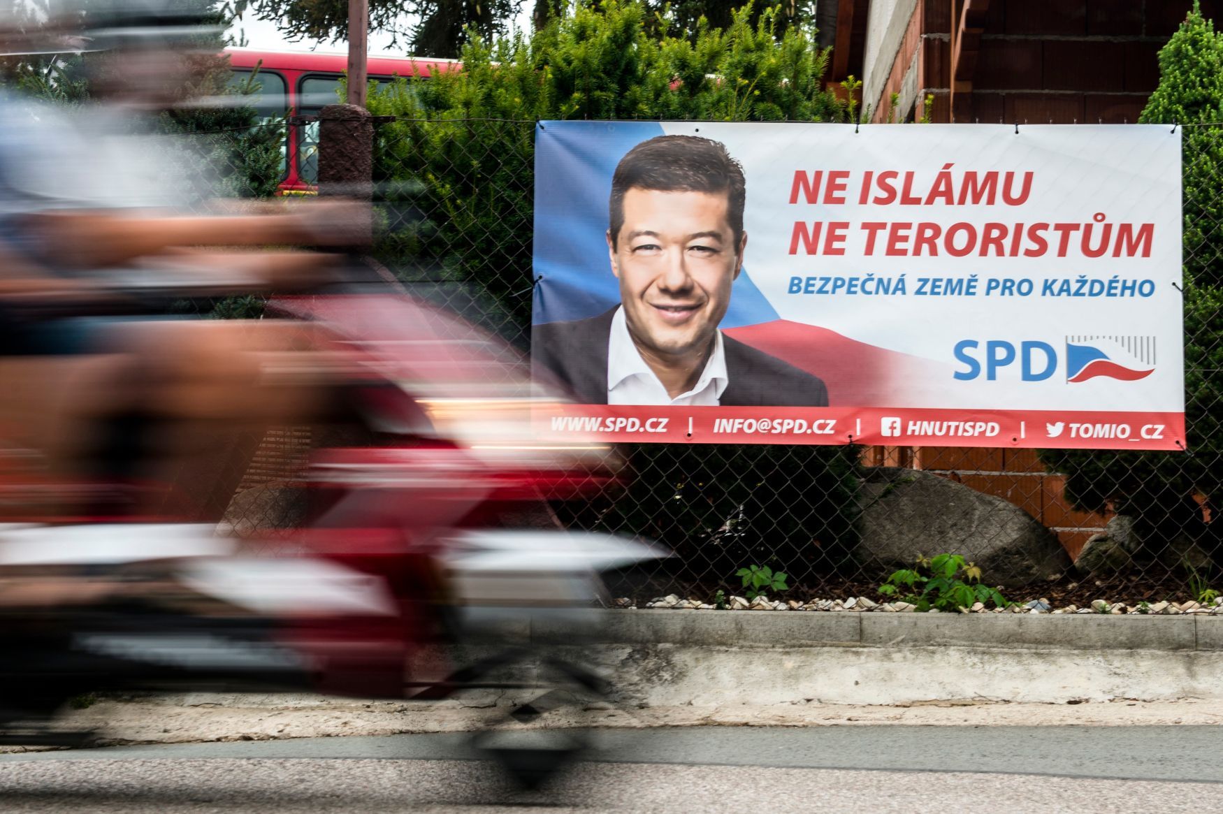 Tomio Okamura islám volby plakát billboard