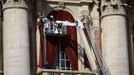 Workers put up a red curtain on the central balcony, called the Loggia of the Blessings of Saint Peter's Basilica at the Vatican March 11, 2013. After being elected in the conclave the new pope will appear on the balcony. REUTERS/Dylan Martinez (VATICAN - Tags: RELIGION) Published: Bře. 11, 2013, 10:10 dop.