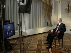 Jedním z posledních hostů v show Larryho Kinga byl na dálku z Moskvy ruský premiér Vladimir Putin