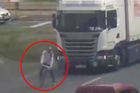 Cyklista v Ostravě "vybrzdil" kamion a přivolal strážníky. Pochvaly se nedočkal